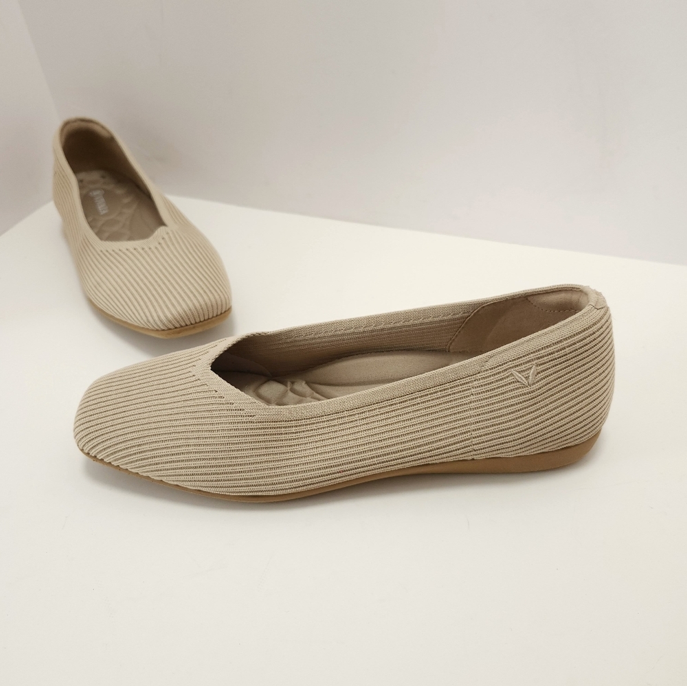 Vivaia Women's Margot 2.0 Square Toe V-Cut Flats Size 40 US 9 Tan